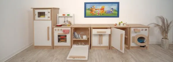 Kinderküche Däumelinchen im Küchenblock mit Lars, dem Kühlschrank, Frau Holle, der Waschmaschine und Butler, dem Schrank