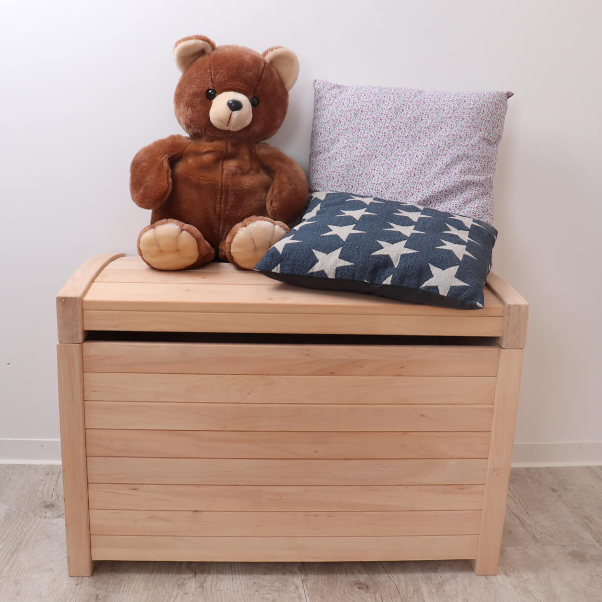 Schatzkiste aus Holz - großer Stauraum für Spielzeuge