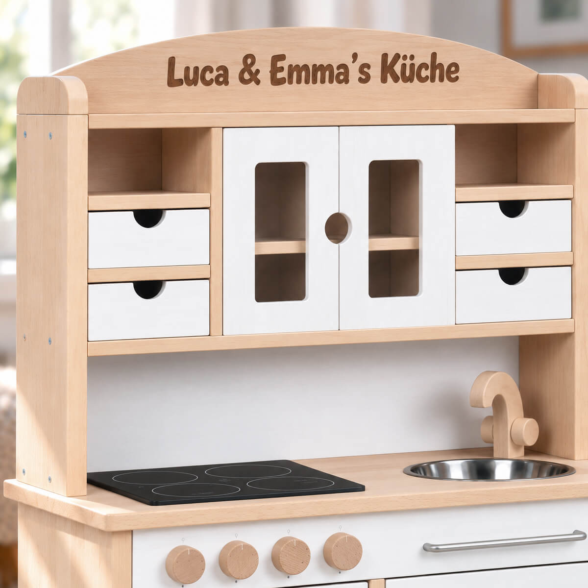 Weiße Kinderküche mit personalisiertem Aufsatz und individueller Lasergravur