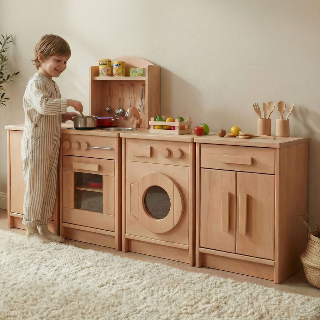 Küchenzeile mit Podest, Waschmaschine und Kühlschrank