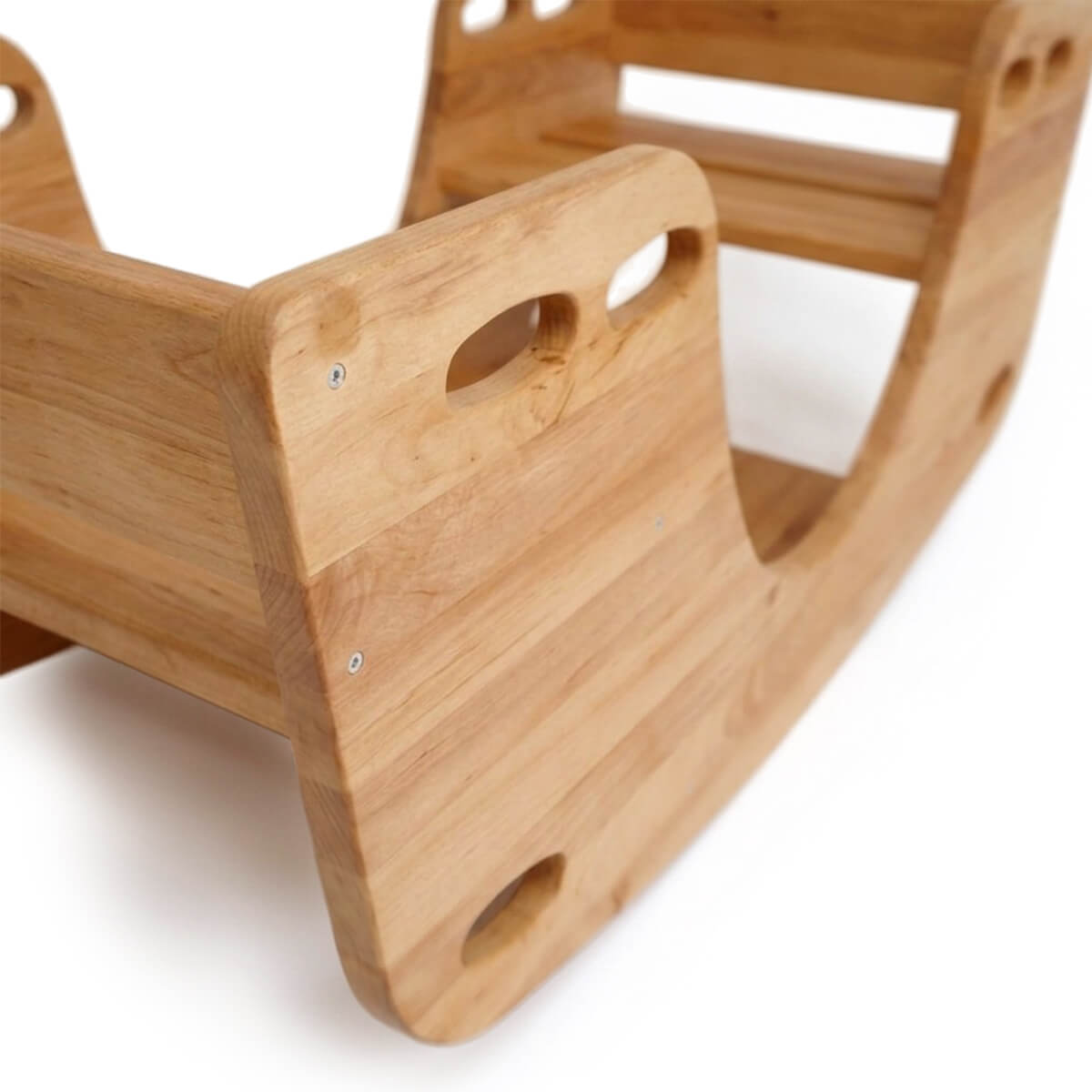 Kinderwippe Holz - Detailaufnahme des massiven Erlenholzes und der abgerundeten Kanten