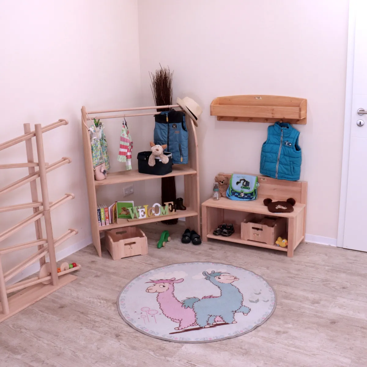 Kinderzimmer mit Spielständer "Kleine Mia", Garderobe, Sitzbank und Kugelbahn.
