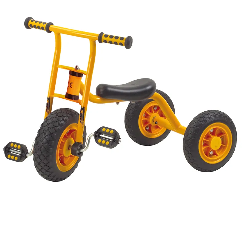 Gelbes Dreirad für draußen. Kinderfahrzeug mit dicken Rädern.