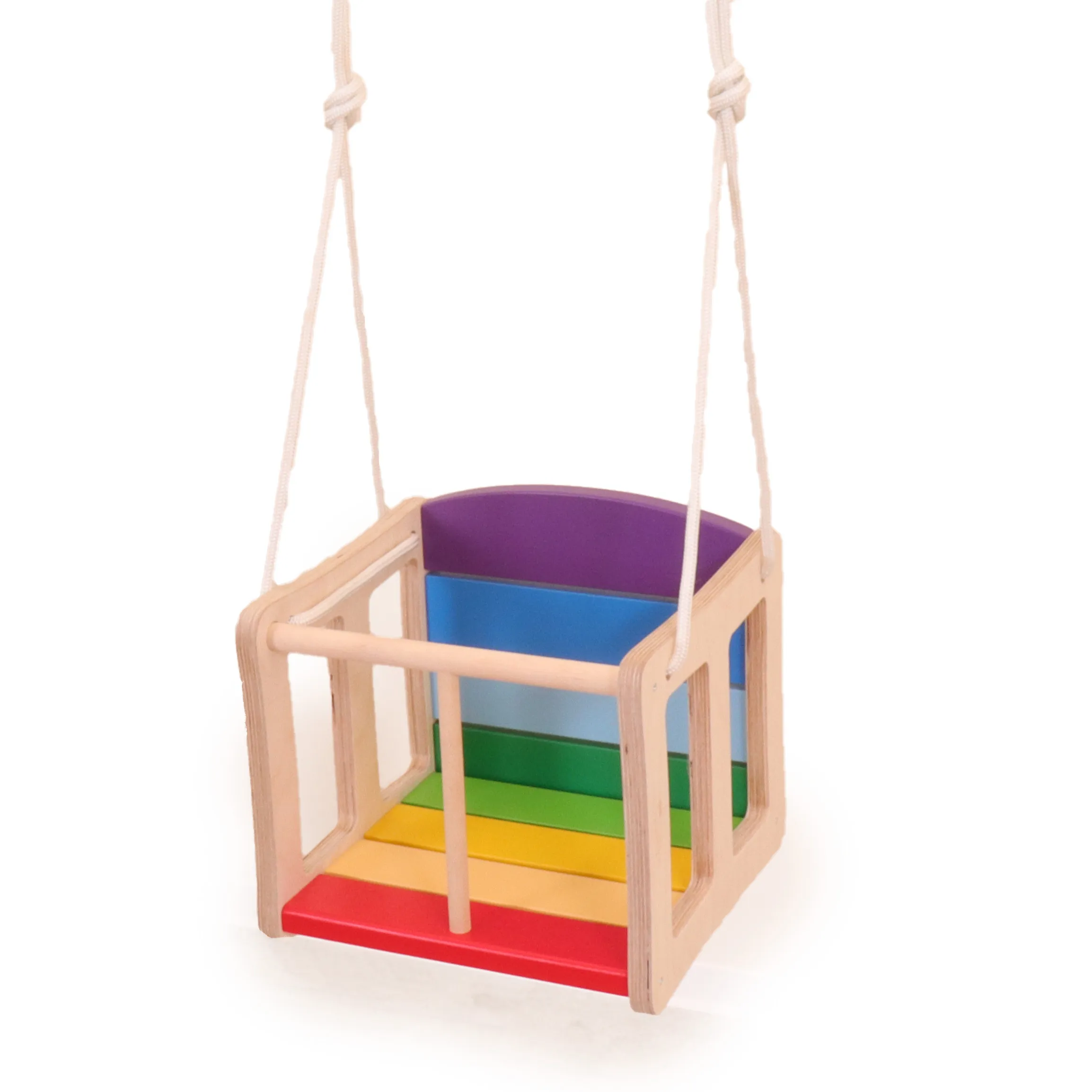 Kleinkind-Schaukel mit Sitzfläche in Regenbogenfarben gefärbten Leisten.