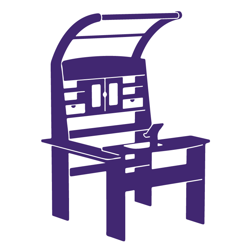 Kind spielt mit Kinder-Holz-Kaufladen an einer Verkaufstheke.