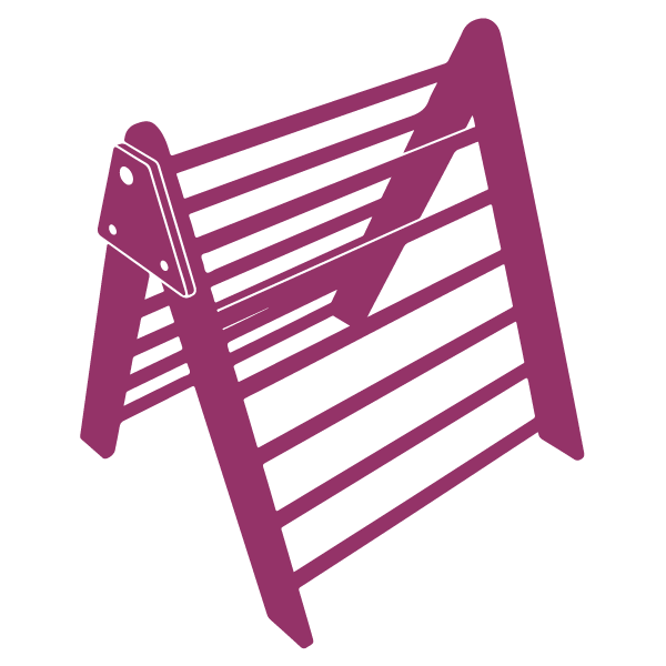 Kletter-Dreieck mit bunten Sprossen und Kletterbrett mit ebenfalls bunten Haltegriffen.