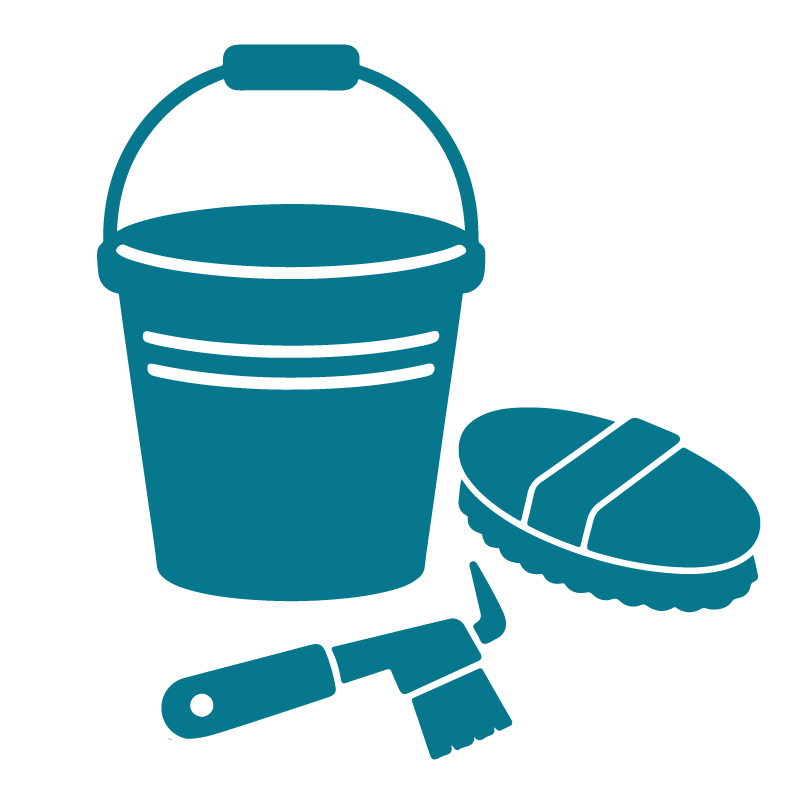 Tragbarer Pferdeputzkasten mit Striegel, Kardätsche, Wurzelbürste, Hufkratzer, Kamm und Putztuch.