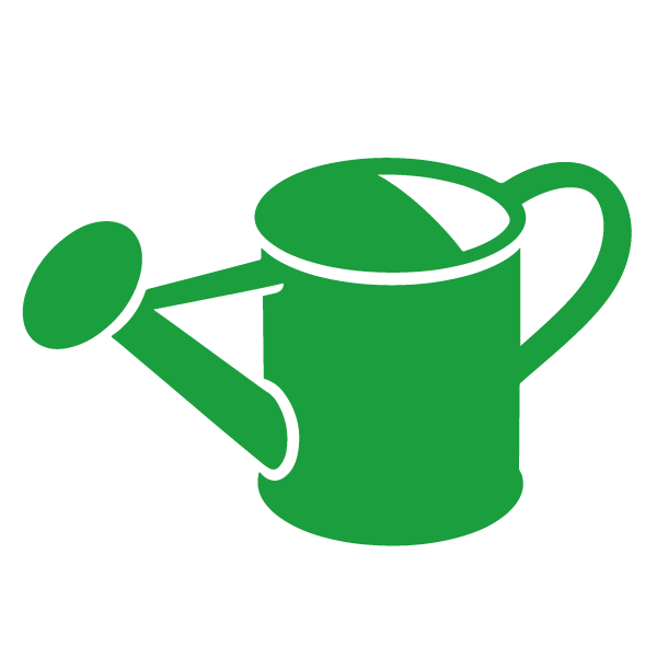 Rote Blech-Gießkanne mit Brauseausgießer in altem Stil für den Sandkasten.