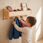 Preview: Kind nutzt Garderobe selbstständig und lernt Ordnung im Alltag durch feste Plätze für Kleidung