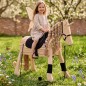 Preview: Holzpferd mit Einhorn-Horn steht im Garten – natürliche Integration für fantasievolles Spielen im Freien
