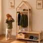 Preview: Kind setzt Mütze an Montessori Garderobe auf und lernt selbstständiges Anziehen im Flur