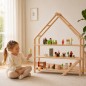 Preview: Kind spielt konzentriert mit Puppen am Montessori Puppenhaus Regal im hellen skandinavischen Kinderzimmer
