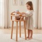 Preview: Kind füttert seine Puppe im Puppenhochstuhl aus Holz und erlebt ein fürsorgliches Rollenspiel