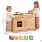 Preview: Holz Kinderküche im Größenvergleich mit zwei Kindern – kindgerechte Spielhöhe und kompakte Tiefe sichtbar