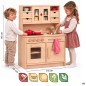 Preview: Holz Kinderküche HÄNSEL mit zwei Kindern im Größenvergleich – 73 cm breit, 32 cm tief und 95 cm hoch.