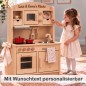 Preview: Mädchen freut sich über die personalisierte Holz Kinderküche GRETEL mit Namensgravur als Geburtstagsgeschenk.