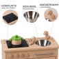 Preview: Holz Kinderküche mit drehbaren Knöpfen, herausnehmbarem Backblech und geöffneten Staufächern für Spielzubehör.