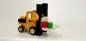 Mobile Preview: Holz Gabelstapler mit gummierten Reifen, gelber Baustellenbemalung und als Ladung eine Palette mit zwei Tonnen in grün und rot.