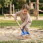 Preview: Kind buddelt mit Schaufel