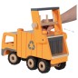 Preview: Kind bedient die mechanische Ausschubfunktion am Goki Müllwagen