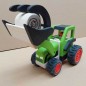 Preview: Grüner Holztraktor mit Fahrerfigur und Heuballen im Frontlader