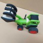 Preview: Grüner Holztraktor mit angehobenem Heuballen in der Seitenansicht