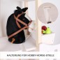Preview: Integrierte Stielhalterung am Hobby Horse Stall – Steckenpferd steht sicher und stabil im Stall