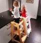 Preview: Kinder stehen auf Lerntürmen an der Küchenzeilen und essen. Diese sind höhenverstellbar und aus Massivholz. Preview: Kinder stehen auf Lerntürmen an der Küchenzeilen und essen. Diese sind höhenverstellbar und aus Massivholz.