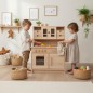 Preview: Holz Kinderküche - Kinder spielen ein Rollenspiel, trocknen ab, schneiden Gemüse