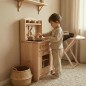 Preview: Holzküche Kinder aus Buche natur – Kind spielt begeistert in warmem Montessori-Kinderzimmer und fördert Kreativität