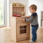 Preview: Holzküche Kinder natur – konzentriertes Spiel im Montessori-Kinderzimmer, unterstützt freies Rollenspiel und Entwicklung