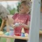 Preview: Kind spielt verkaufen mit dem schönen Outdoorspielständer von Holz Spielzeug Peitz