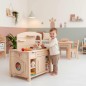 Preview: Kleinkind lächelt beim Kochen und Abwaschen vor der Kinderküche Cinderella Preview: Kleinkind lächelt beim Kochen und Abwaschen vor der Kinderküche Cinderella