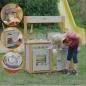 Preview: Kind spielt mit schoener Matschkueche draussen im Garten