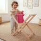 Preview: Kinder Wäscheständer aus Buche natur – Kind hängt Puppenwäsche auf im hellen Montessori Kinderzimmer, fördert Selbstständigkeit und Motorik