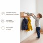 Preview: Kind hängt Jacke an Montessori Garderobe aus Erlenholz, Infografik mit Vorteilen Ordnung Sicherheit Nachhaltigkeit.