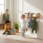 Preview: Zwei Kinder im Kindergarten hängen Jacke und Rucksack an die Garderobe aus Erlenholz, während eine Erzieherin im Hintergrund freundlich aufpasst – geordnete, helle Lernumgebung.