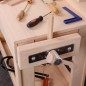 Preview: Kinderhobelbank aus Holz in einem hellem skandinavischem Kinderzimmer – höhenverstellbare Werkbank und Kinderzimmermöbel von Holzspielzeug Peitz.