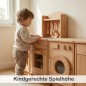 Preview: Kind spielt an einer Holz Kinderküche in ergonomischer Spielhöhe, ideal für Kleinkinder und Krippenkinder