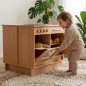 Preview: Kind spielt an einer Montessori Kinderküchenzeile aus Holz, fördert Rollenspiel und Selbstständigkeit