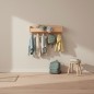 Preview: montessori Kindergarderobe im weiten Shot, stilvoll in ein modernes, helles Kinderzimmer integriert (Design-Inspiration).