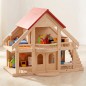 Preview: Großes Puppenhaus aus naturbelassenem Buchenholz mit rotem Dach, liebevoll mit Puppenmöbeln eingerichtet