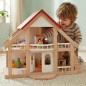 Preview: Puppenhaus aus Holz mit zwei Etagen im Einsatz, Kind spielt fantasievoll mit Puppenmöbeln