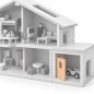 Preview: Holztür als Puppenhaus-Zubehör an der Garage montiert, mit Spielzeugauto im Stellplatz