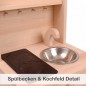 Preview: Kinderspielküche aus Holz mit Metallspüle und Kochfeld – durchdachte, praktische Aufteilung für Kinder