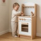 Preview: Holzküche Kinder aus Buche natur – Kind spielt begeistert in warmem Montessori-Kinderzimmer und fördert Kreativität