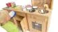 Mobile Preview: Kind spielt mit Spielküche, räumt das Geschirr ein