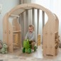 Preview: Kind fährt mit Holzfahrzeug durch Waschanlage für Kinder im hellen Kinderzimmer – fördert Bewegung und Rollenspiel
