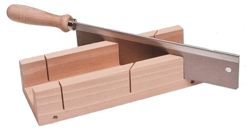 Gehrungsschneidlade aus Holz mit kleiner Handsäge für präzise Schnitte beim Basteln