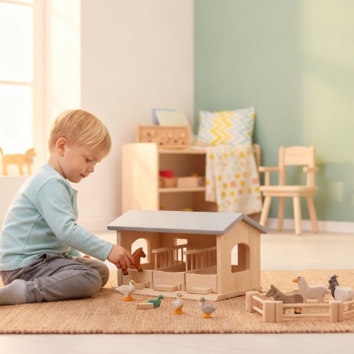 Preview: Kind spielt mit dem Pferdestall Lisa von Holzspielzeug Peitz